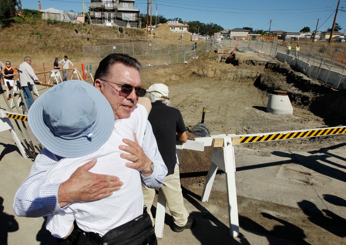 San Bruno, Calif. mayor consoles resident following 2011 PG&E natural gas pipeline explosion