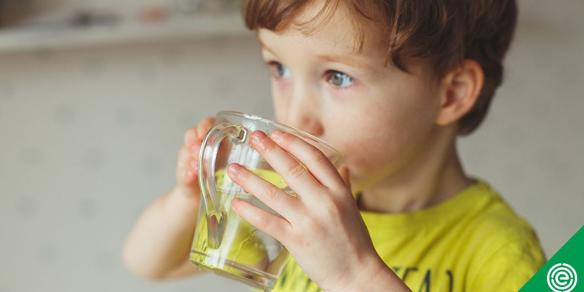 Теплое питье для детей. Ребенок пьет воду. Горячее питье для детей 7 лет. Горячее питье для детей с 3 лет. Человек пьет масло
