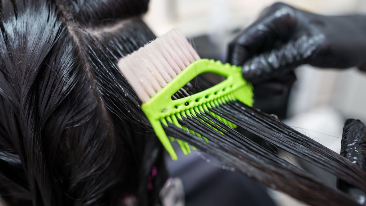 New study links chemicals in hair straighteners to uterine cancer |  Environmental Working Group